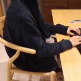 デスクワーク腰痛対策！（1）　～座ったままできるお尻ストレッチ～